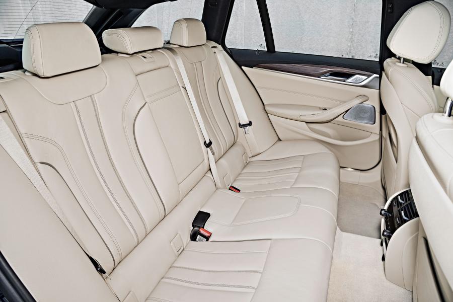 Интерьер BMW 530d xDrive Touring M Sport 2017 года  (WW) (фото 52 из 78)